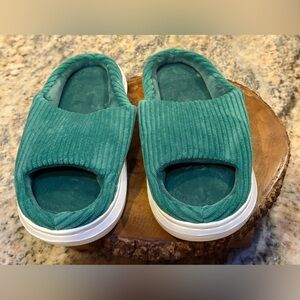 SoleRise Emerald Green Slide Slippers. NIB. Size 40= US 8.5. Soft & comfortable